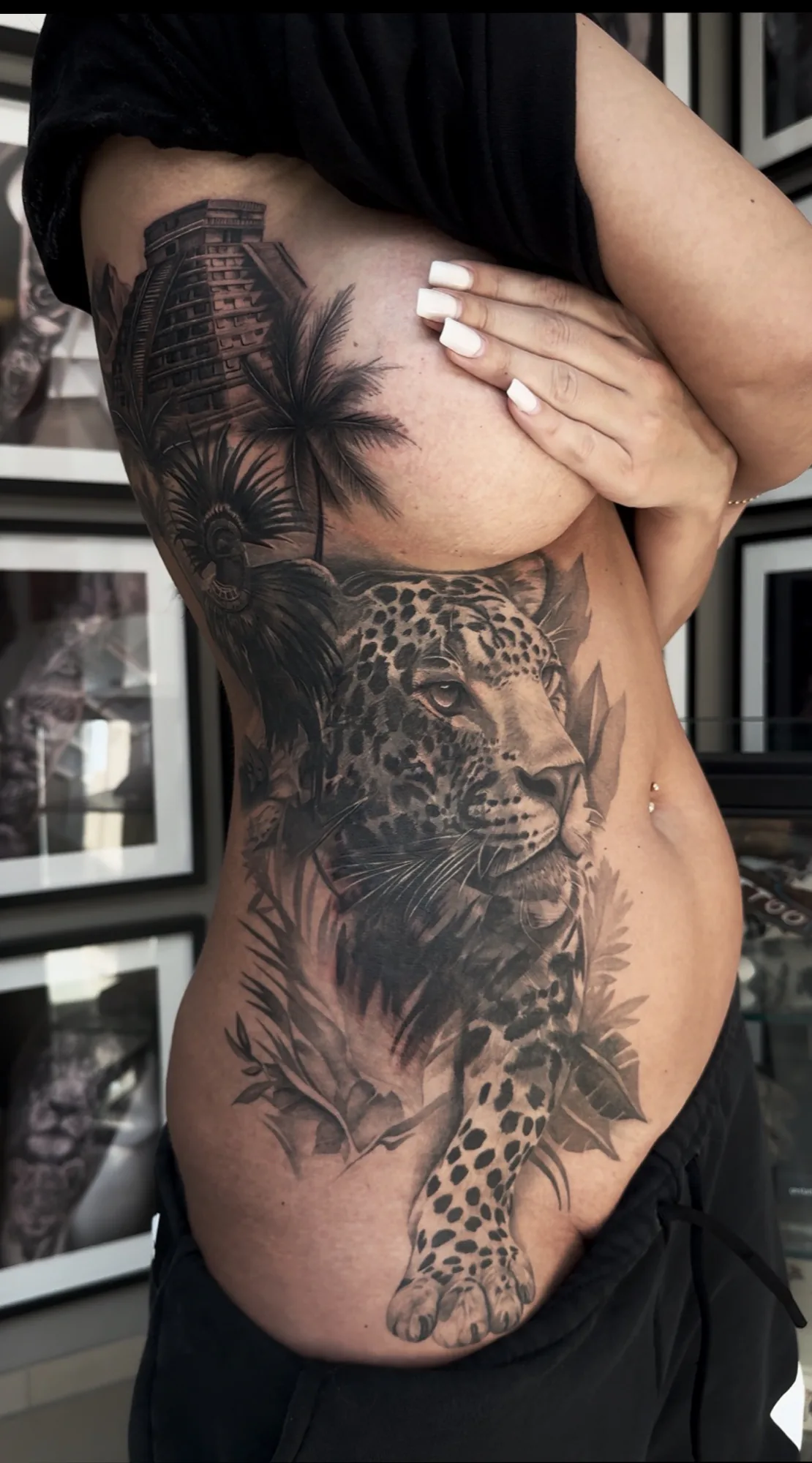 Cover-up an derselben Rippe: Leopard mit Dschungel und Maya-Tempel in Black & Grey