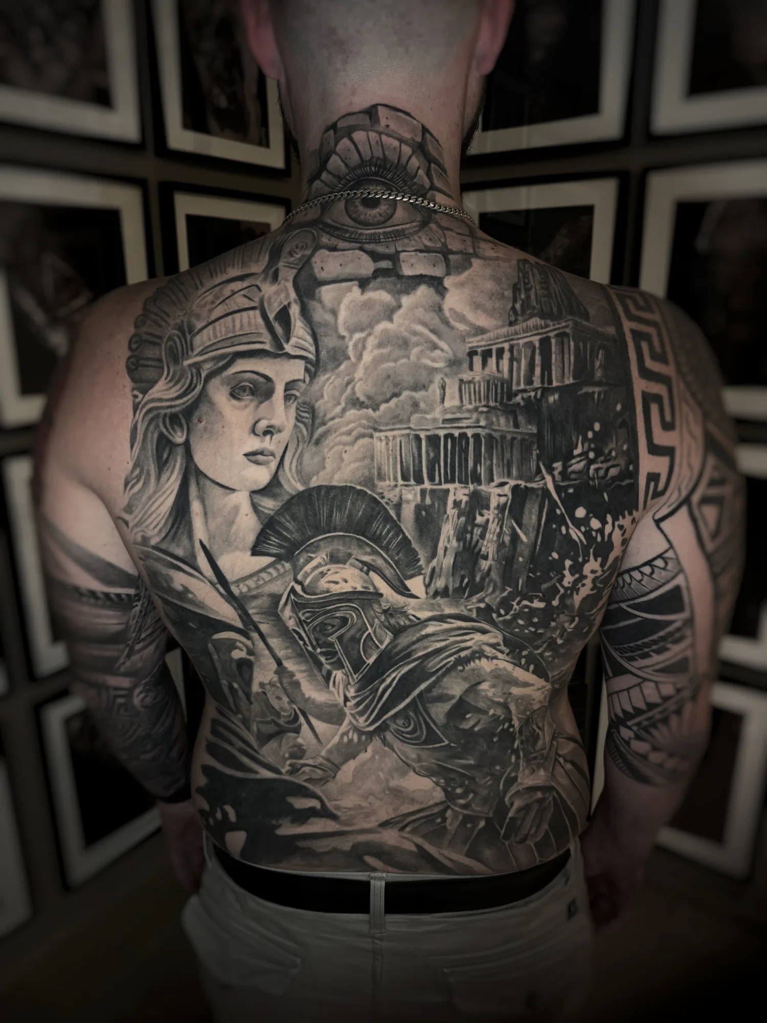 Rücken-Tattoo in Black & Grey: Athene, Spartaner und Akropolis