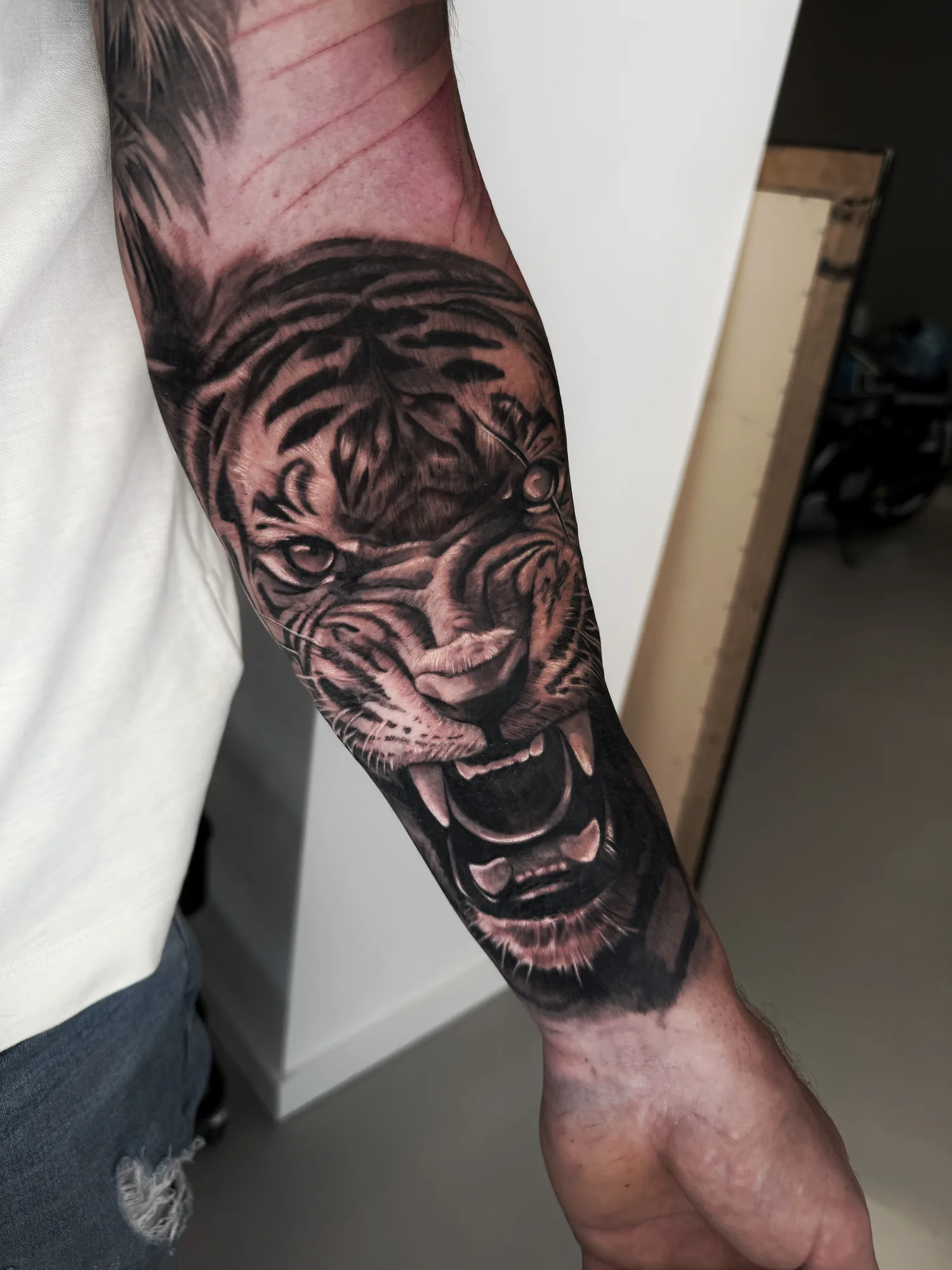 Realistischer Tiger auf dem Unterarm