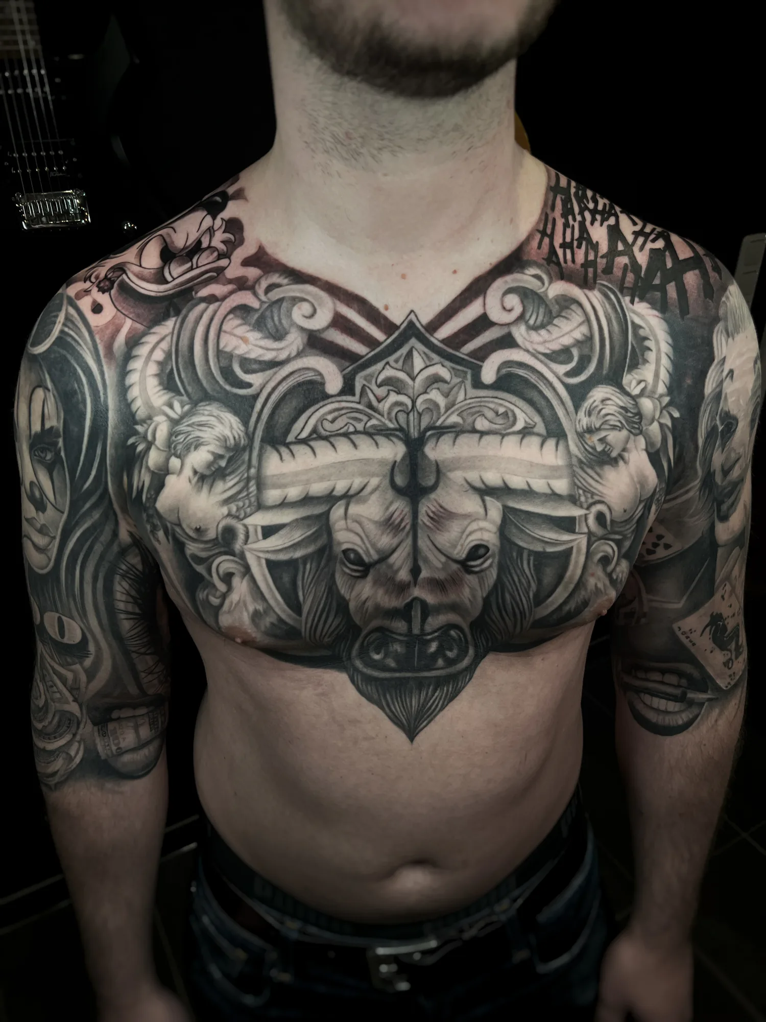 Brust-Tattoo in Black & Grey: Widderschädel mit Ornamentik