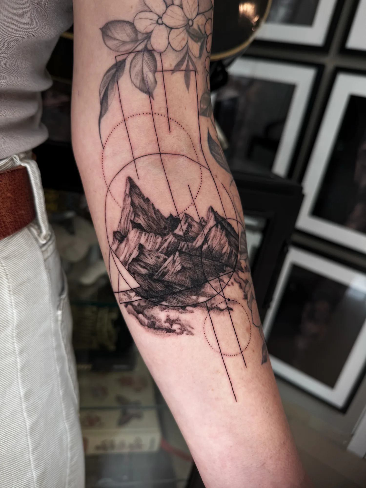 Fine-Line-Tattoo am Unterarm: Bergpanorama mit geometrischen Linien