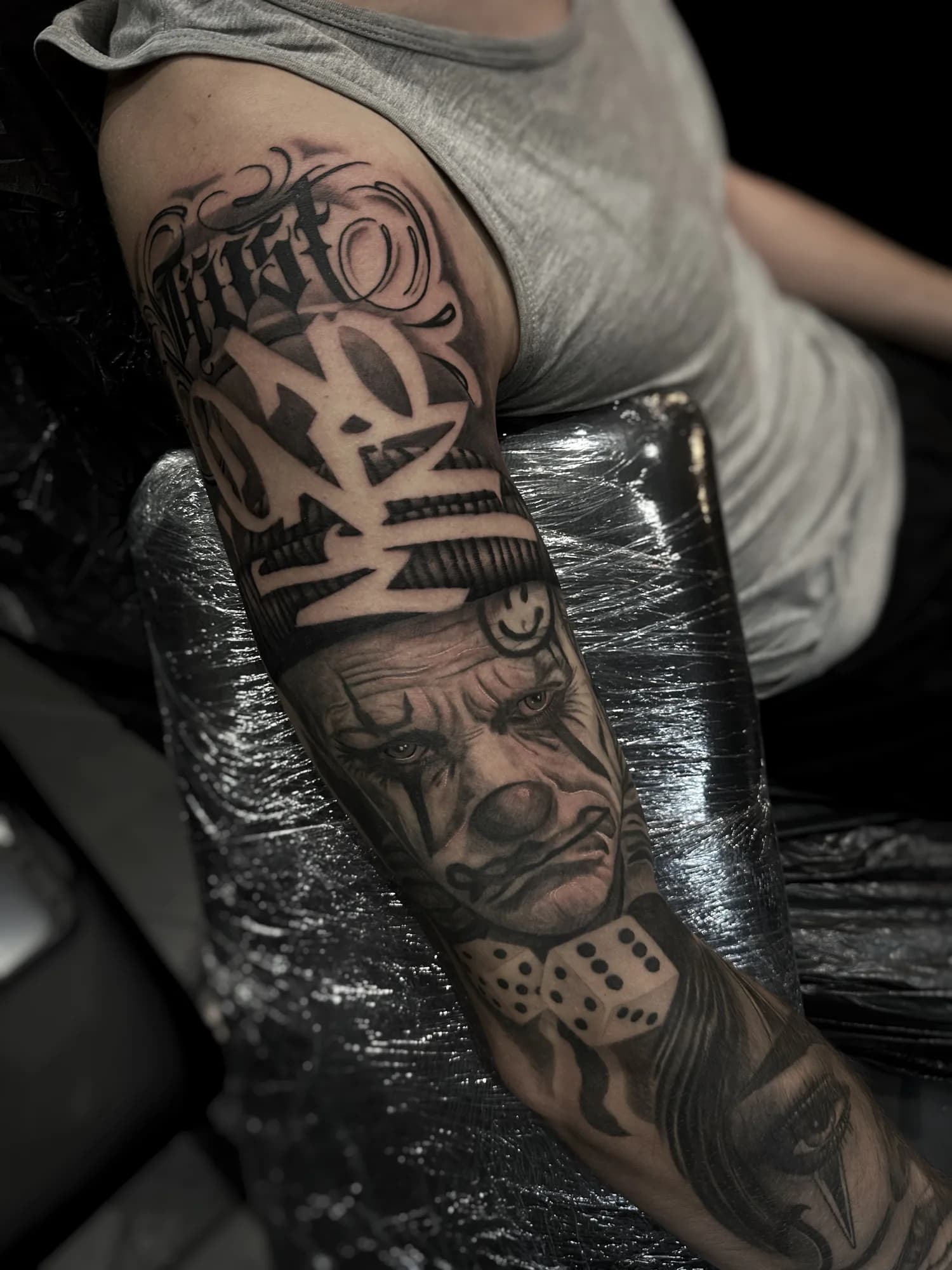 Chicano-Sleeve mit Clown, Lettering und Würfeln