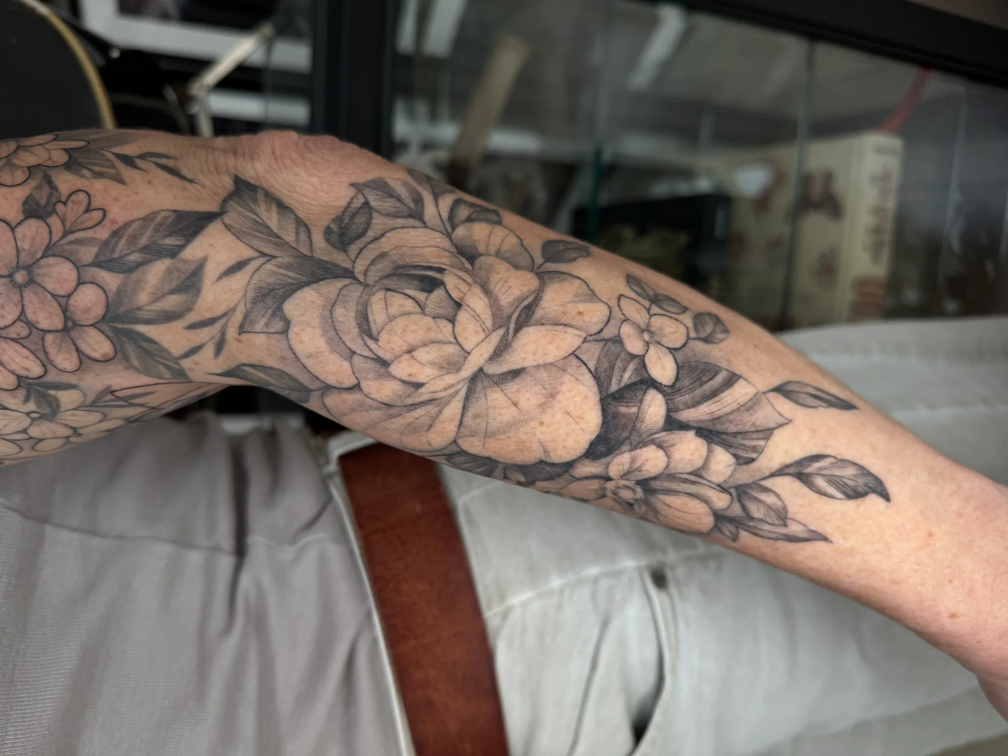Fine-Line-Blumensleeve auf dem Unterarm