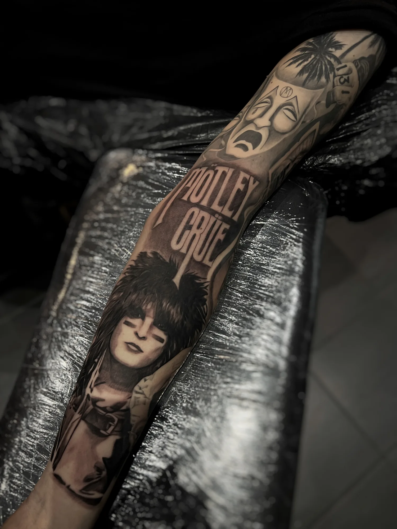 Bein-Sleeve in Black & Grey mit Musik-Lettering und Porträt