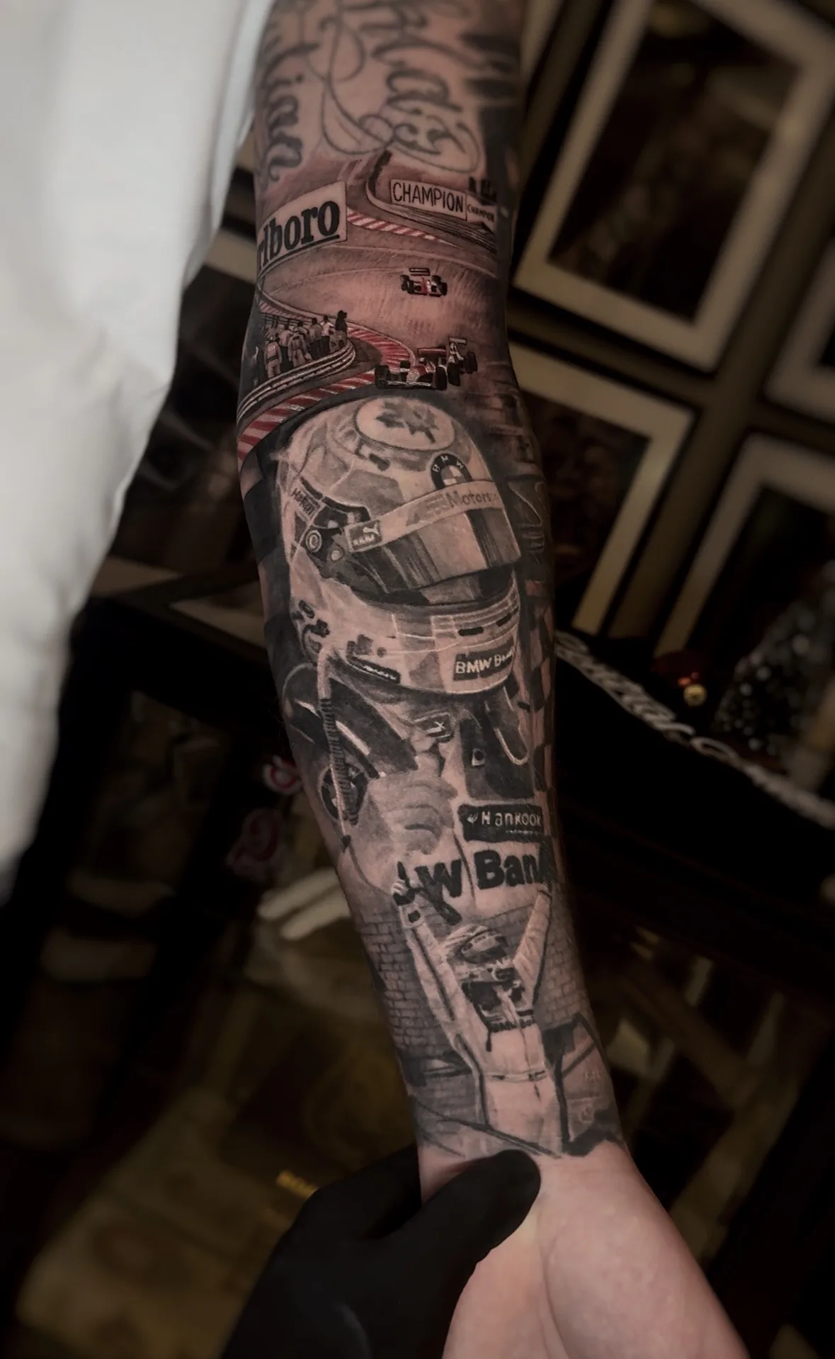 Motorsport-Sleeve in Black & Grey mit Rennfahrer-Porträt