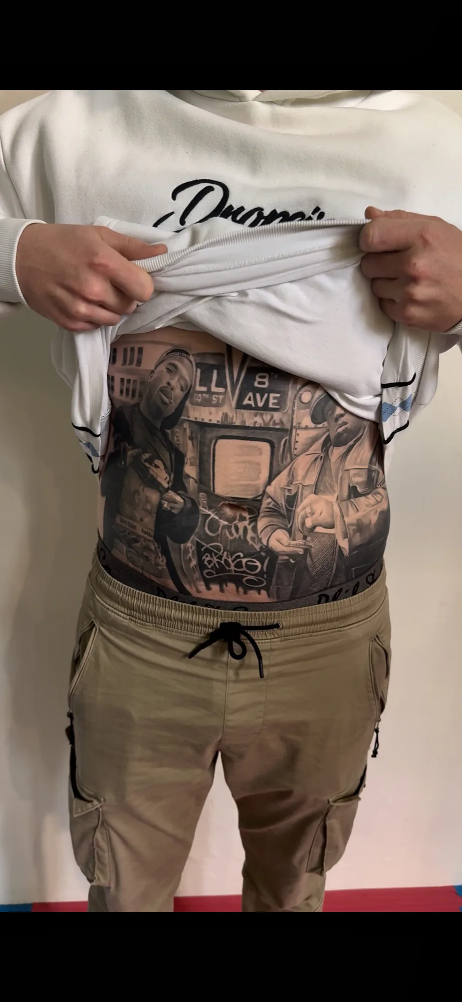 Farbiges Bauch-Tattoo mit New-York-Straßenszene