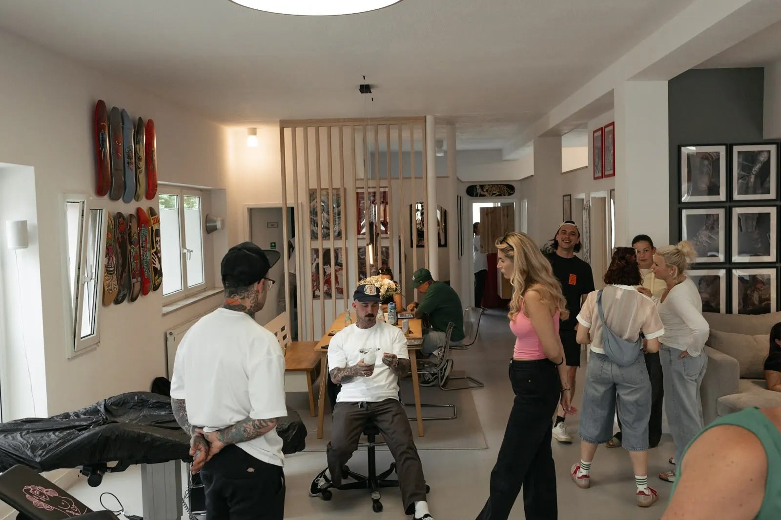 Blick durch den Studioraum am Eröffnungstag mit Skateboard-Wand und Gästen